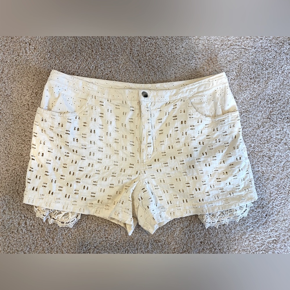 Anna Sui Cream Lace Embroidered Shorts. Women’s Size 6. Designer Shorts